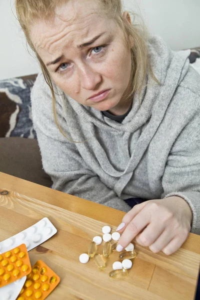 卧室的桌子上有很多药 服用药片的妇女 — 图库照片