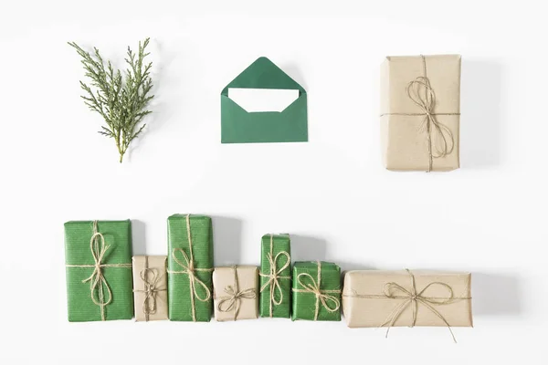 Presenta Confezioni Regalo Con Lettera Babbo Natale Sfondo Bianco Posa — Foto Stock