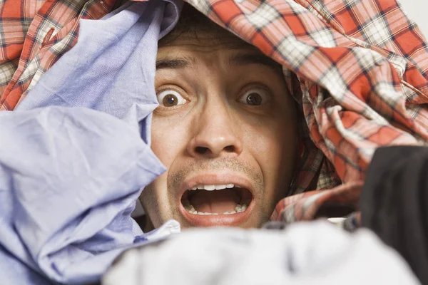 Hombres Jóvenes Preocupados Llorando Antes Lavar Tiene Suficiente Limpieza — Foto de Stock