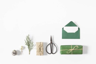 Noel hediye yeşil ve kahverengi beyaz arka plan üzerinde Noel Baba'ya mektup ile kutuları. Düz yatıyordu, en iyi görünümü