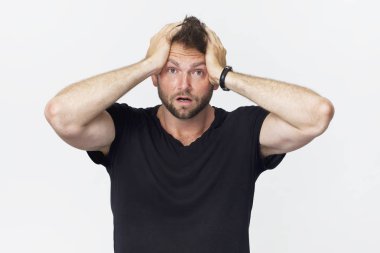 Ağzı açık, şaşırmış genç bir adamın portresi. Beyaz arkaplanda izole