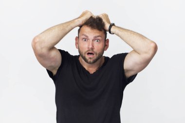 Yüzündeki sürpriz ifade olan genç hipster adam. Portre beyaz duvara