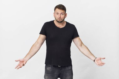 Yüzündeki sürpriz ifade olan genç hipster adam. Portre beyaz duvara