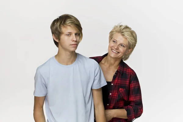 家庭肖像 微笑的母亲和儿子穿着休闲服装 — 图库照片