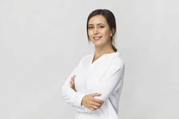 Retrato Estudio Empresaria Mujer Confianza Camisa Blanca Elegante Aislada Blanco — Foto de Stock