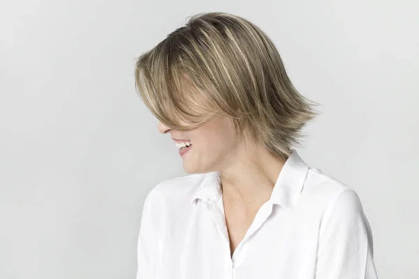 Erstaunlich Und Fröhlich Lächelnde Blondine Weißen Hemd Studioaufnahme Isoliert Auf — Stockfoto