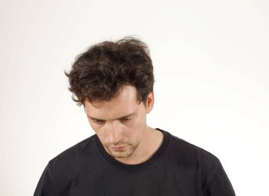 Siyah T-shirt üzgün adam