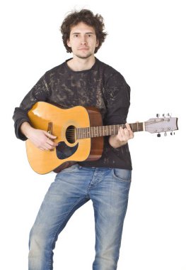 Bir gitare üzerinde oynama ve kamera için poz güzel genç adam