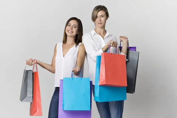 Duas Amigas Bonitas Compras Com Sacos Coloridos Toothy Sorriso Duas — Fotografia de Stock