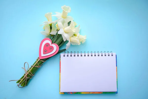 Lindo Buquê Narcisos Amarelos Claros Com Coração Caderno Fundo Azul — Fotografia de Stock