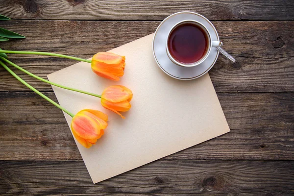 Красивая Компоновка Апельсиновыми Тюльпанами Чашка Чая Лист Бумаги Деревянном Фоне — стоковое фото
