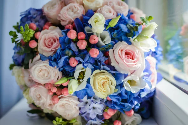 Piękny Ślub Bukiet Kwiatów Niebieski Różowy Róż Leżącego Przy Oknie — Zdjęcie stockowe