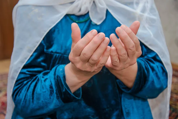 Een Oudere Islamitische Vrouw Een Witte Sjaal Een Blauwe Jurk — Stockfoto