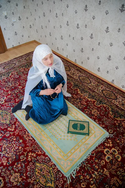 Een Oudere Islamitische Vrouw Een Witte Sjaal Een Blauwe Jurk — Stockfoto