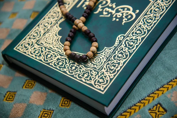 Islamitische Heilige Boeken Plantendek Met Rozenkrans Gebed Mat Closeup — Stockfoto