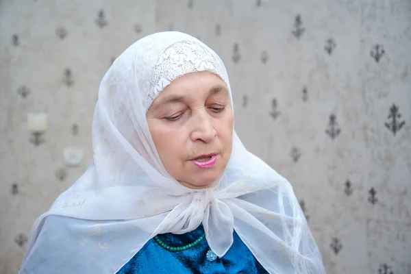 Ouderen Moslimvrouw Witte Hoofddoek Blauwe Jurk Bidden Gezicht Close — Stockfoto