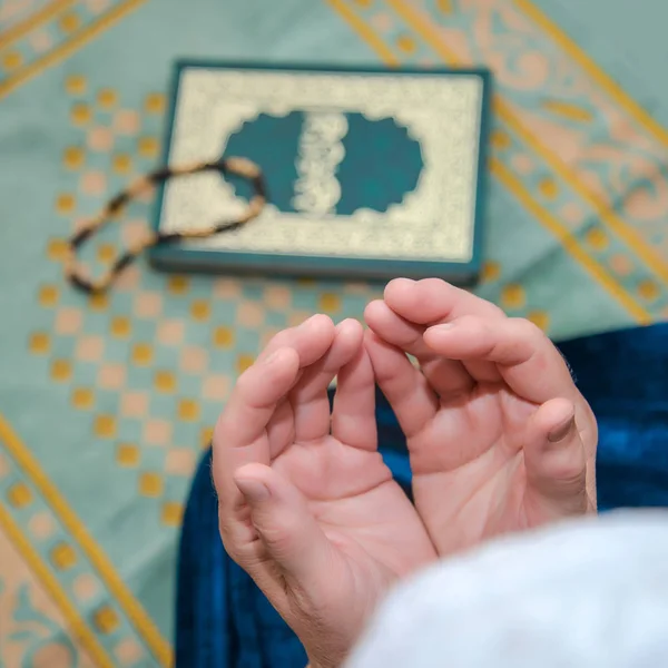 Een Oudere Islamitische Vrouw Een Witte Sjaal Een Blauwe Jurk — Stockfoto