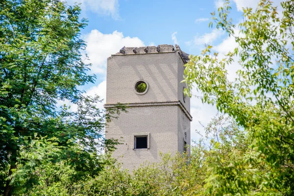 Staré Opuštěné Zděné Vodárenské Věže Pozadí Modré Oblohy Mezi Zelenými — Stock fotografie