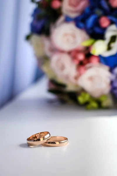 Gold Wedding Rings Background Blurred Wedding Bouquet White Windowsill — Stock Photo, Image