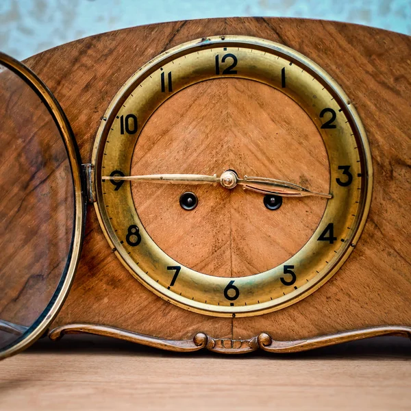 Dial Old Wooden Table Clock Numbers Arrows Closeup — Stock Photo, Image