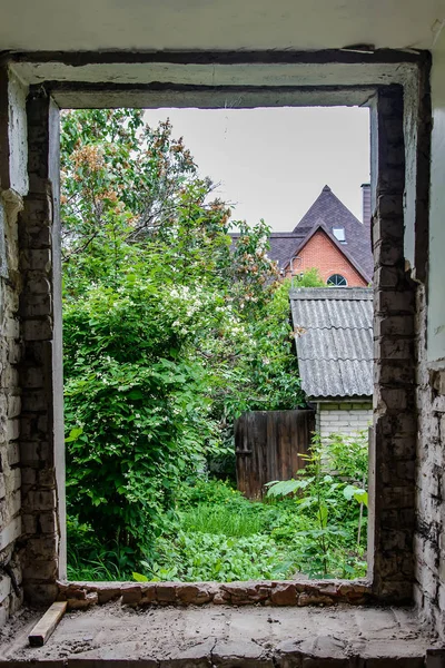 Pohled Demontované Okno Zahrady Přístavky Bush Jasmínu Během Opravy — Stock fotografie