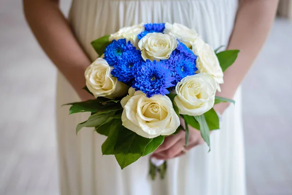 Krásné Svatební Kytice Bílé Růže Modré Jiřiny Rukou Nevěsty Closeup — Stock fotografie