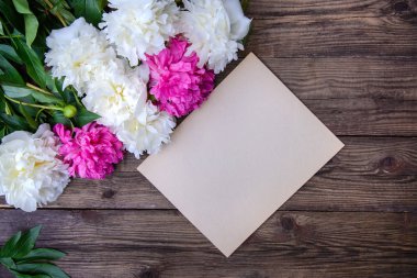 Beyaz ve pembe peonies ve ahşap rustik arka plan, kopya alanı ile üstten görünüm üzerinde yazmak için boş bir sayfa