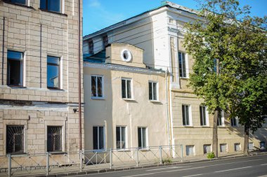 Rusya, Kazan, 10 Ağustos 2018: Karl Marx sokakta yaz şehir merkezinde bulunan sarı evler