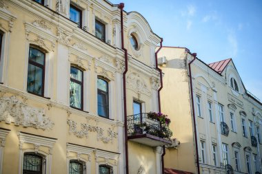 Kazan, Rusya, 10 Ağustos 2018: eski sarı evler şehir merkezinde balkonlu