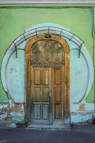 Старая Деревянная Дверь Зеленой Стене Городе — стоковое фото