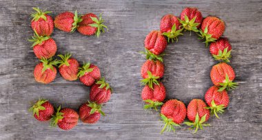 Ahşap arka plan üzerinde en büyük tatlı lezzetli çilek sayısı 50