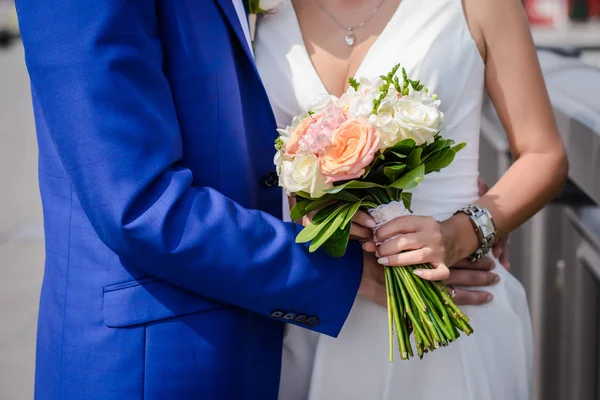 Bröllop Bukett Vackra Rosa Och Vita Rosor Händerna Bruden Och — Stockfoto