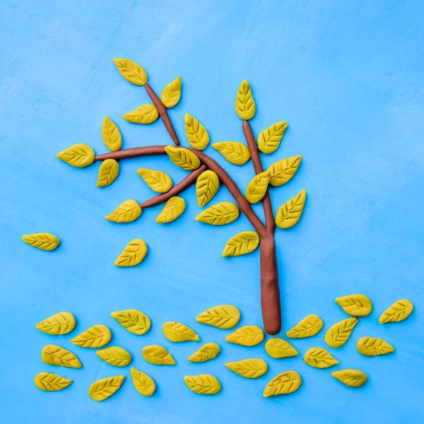 Plasticina Amarelo Árvore Outono Fundo Azul Brilhante — Fotografia de Stock