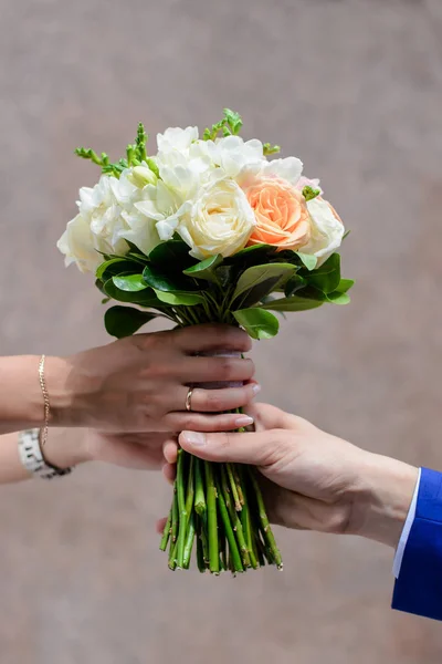 Brudgummen Ger Vacker Bröllop Bukett Vita Och Rosa Rosor Till — Stockfoto