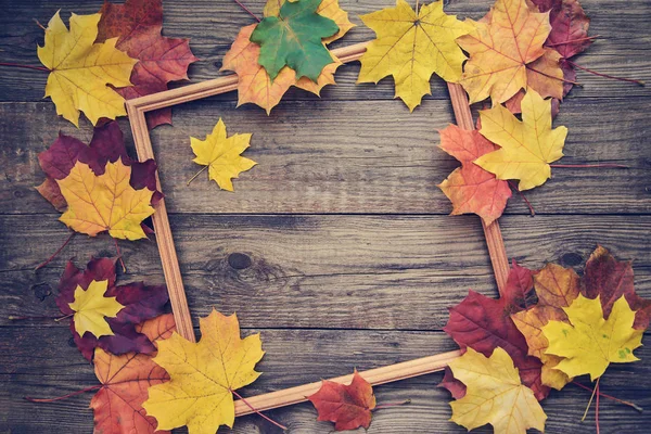 Marco Teñido Hojas Amarillas Naranjas Rojas Otoño Sobre Fondo Madera — Foto de Stock