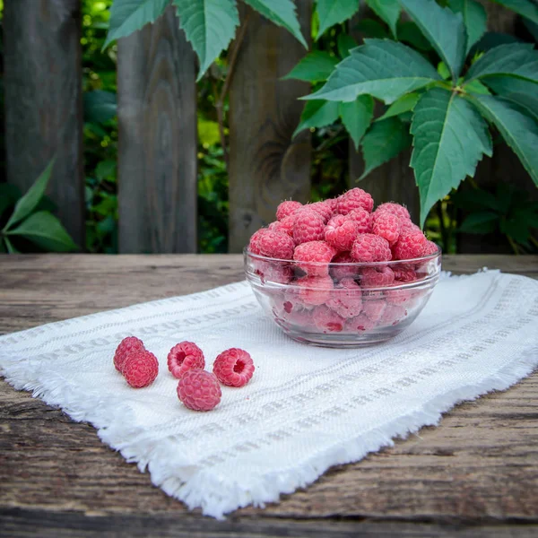 Lahodné Sladké Malinové Berry Skleněné Mísy Dřevěný Rustikální Povrch — Stock fotografie