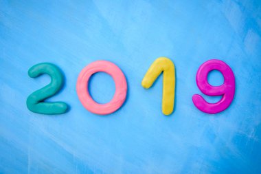 Yeni yıl multi hamuru numarası 2019 mavi bir arka plan üzerinde renkli