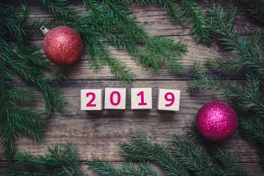 Top görünümü ile yeni yıl 2019 güzel kart ve Noel ağacı dalları ile kopya alanı, ahşap rustik zemin üzerine