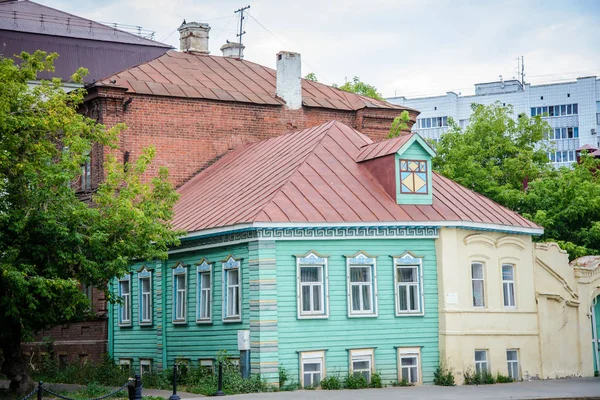 古い木造家屋が緑とストリート Kayum Nasyri の金属屋根の茶色と黄色に塗られたロシア カザン 2018 — ストック写真