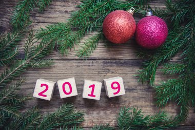 Yeni yıl 2019 ve ahşap rustik zemin, kopya alanı, üstten görünüm üzerine iki testisle Noel ağacı dalları ile güzel kart