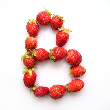 Beyaz zemin üzerine kırmızı taze çilek İngilizce alfabenin harfi B