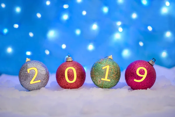 Palle Natale Nella Neve Con Capodanno 2019 Sfondo Blu Con — Foto Stock