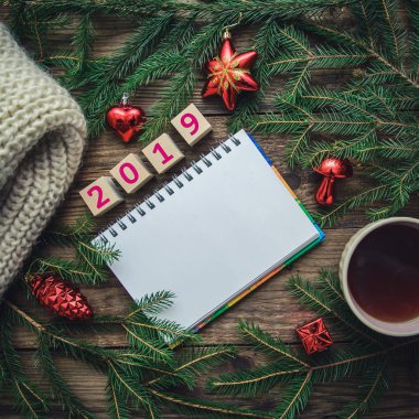 Renkli Noel resmi 2019 yeni yıl, çam dalları, oyuncak ve Not defteri ile ahşap arka plan üzerinde kopya alanı ile