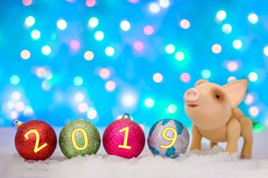 2019 new year topları ve ışıklar büyülü mavi artalanla üzerinde şirin bir domuz ile Noel resmi