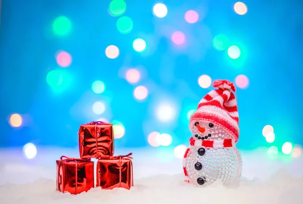 Vánoční Dovolená Obrázek Roztomilý Malý Sněhulák Červené Pletené Čepice Dary — Stock fotografie