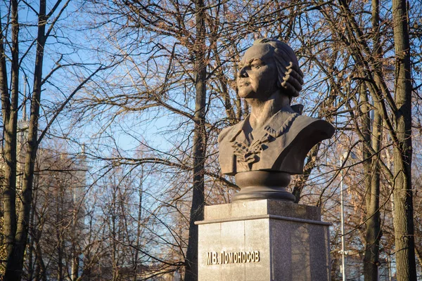 Ryssland, Kazan, 14 November 2018: monument stora ryska forskare och biolog Mikhail Lomonosov i parken — Stockfoto