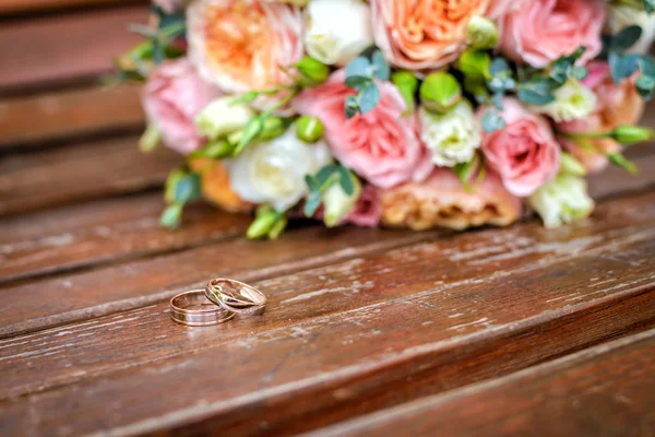 Gold Wedding Rings Beautiful Bouquet Pink Beige Roses Wooden Bench — Stock Photo, Image