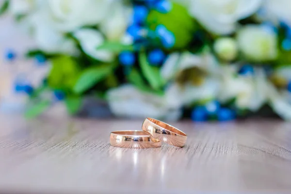 Beautiful Gold Wedding Rings Table Next Bride Bouquet White Blue — Stock Photo, Image