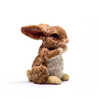 Beyaz arka plan üzerinde kahverengi tavşan küçük seramik biblo