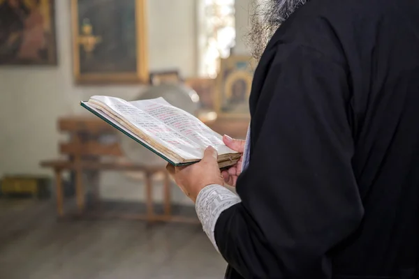 Het Betaalbare Fotoboek Met Gebeden Handen Van Een Priester Een — Stockfoto